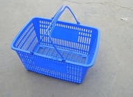 Cesta plástica do supermercado azul com a cópia do logotipo dos punhos do punho dois