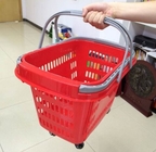 Cesta plástica do trole da compra do rolamento vermelho/cesta portátil do armazenamento com rodas