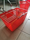 Cestos de compras plásticos usados flexíveis vermelhos com os punhos do metal/mão curvados do aperto