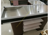 Contador de verificação geral do supermercado da conveniência e mesa de caixa com prateleiras de exposição